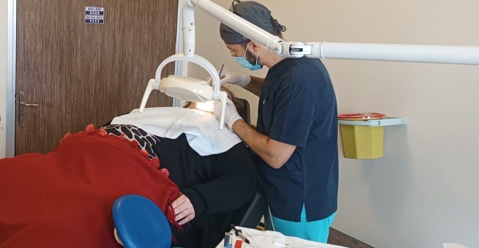 Fiziksel engeli nedeniyle, uzun süredir diş tedavisi yapılamayan bir hasta,