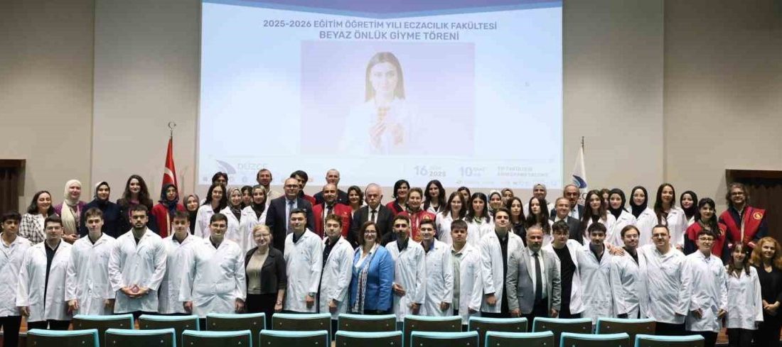 Öğrenciler beyaz önlüklerini giydi Düzce Üniversitesi Eczacılık Fakültesi tarafından düzenlenen 2025-2026 Eğitim Öğretim Yılı