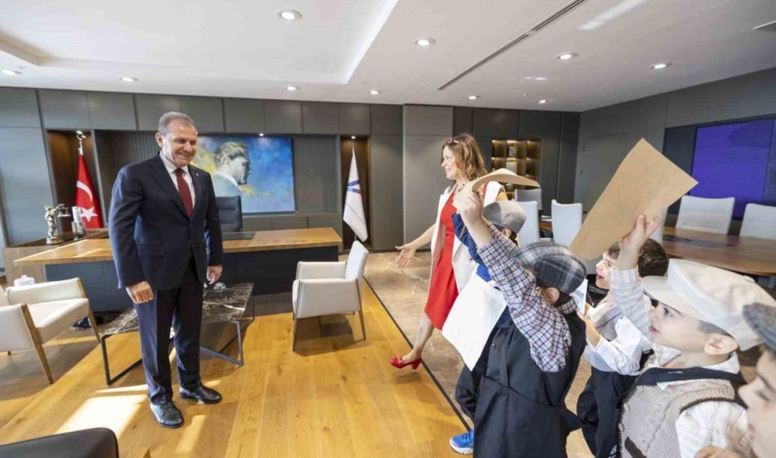 Cumhuriyetin 102’nci yılı kutlamaları kapsamında Dr. Kamil Tarhan İlkokulu öğrencileri