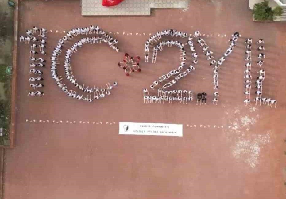 Bursa’da yüzlerce lise öğrencisi 102.yıl koreografisi oluşturdu ardından bayraklarla yürüyüş