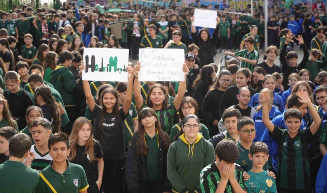 Kocaelispor, futbolcuları ile öğrencileri okullarda buluşturmaya yeniden başladı. Öğrencilerin ilgisinden
