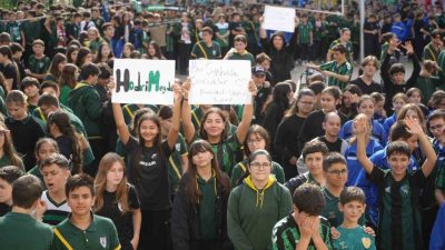 Kocaelispor, futbolcuları ile öğrencileri okullarda buluşturmaya yeniden başladı. Öğrencilerin ilgisinden