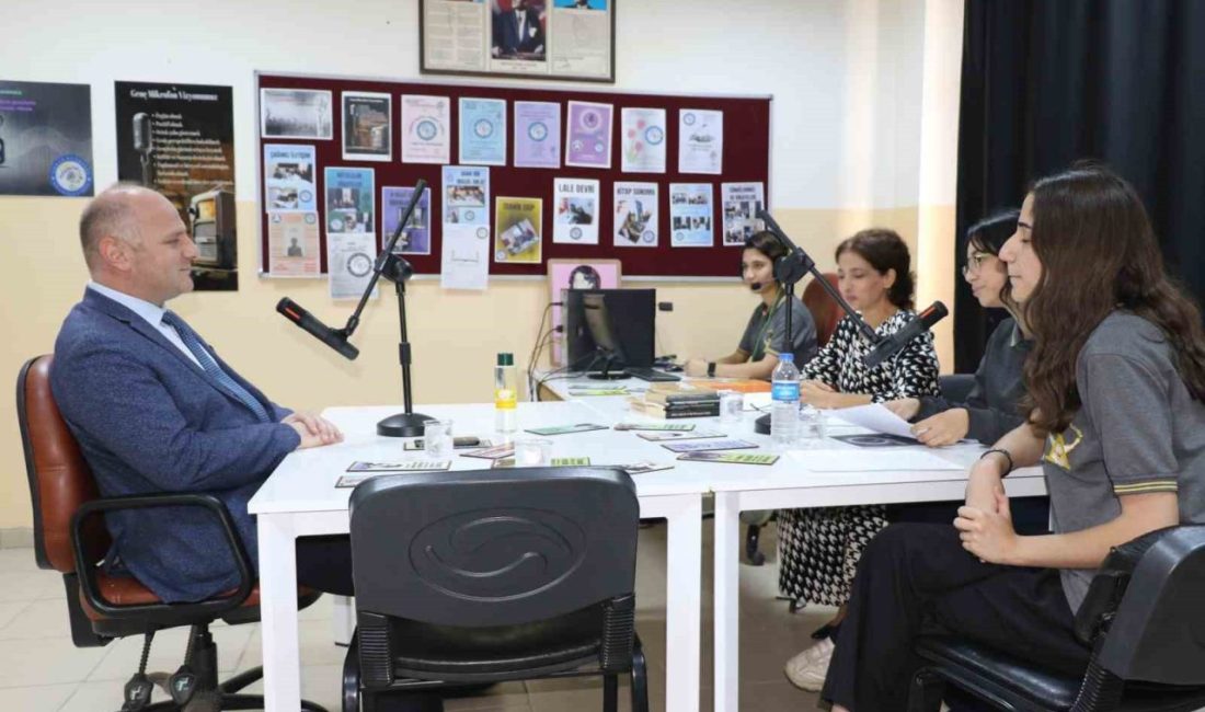 Diyarbakır Adnan Menderes Anadolu Lisesi’nde eğitim gören öğrenciler edebiyat öğretmenlerinin