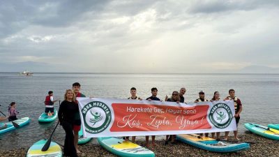 Bursa’nın Mudanya ilçesinde lise öğrencileri suda dengede durmayı öğrendiler. Mudanya