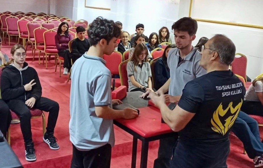 Öğrencilere bilek güreşinin incelikleri anlatıldı Kütahya’nın Tavşanlı ilçesinde gençleri spora teşvik etmeyi sürdüren Tavşanlı Belediye