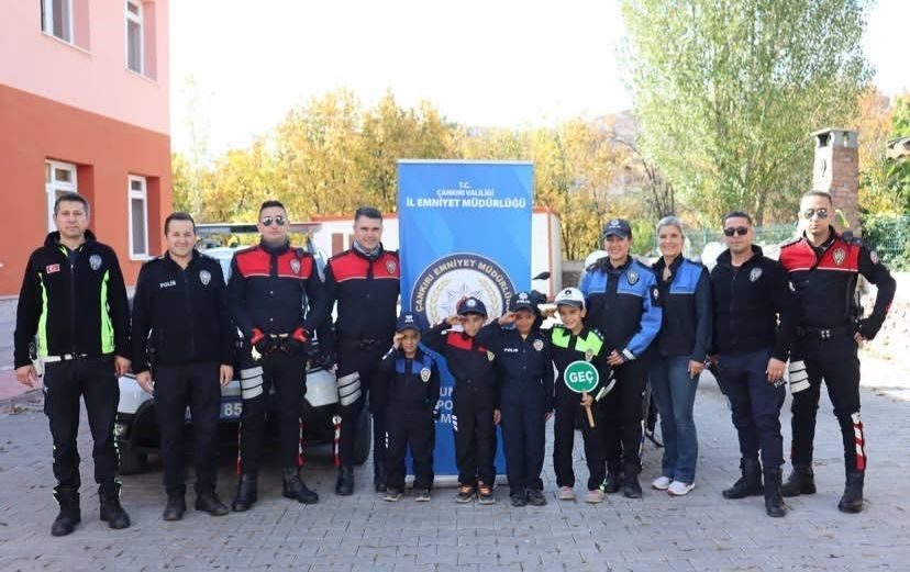 Öğrencilere polislik mesleği anlatıldı Çankırı’da öğrenciler polislik mesleği hakkında bilgilendirildi. Çankırı İl Emniyet Müdürlüğü