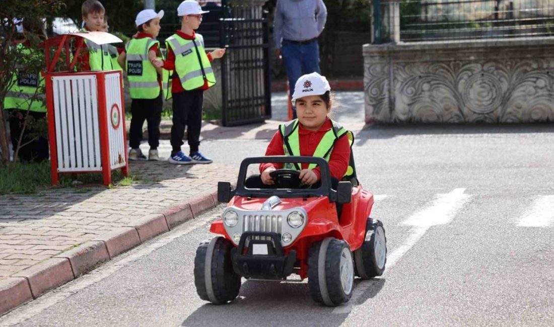 Samsun İlkadım Çocuk Trafik Eğitim Parkı’nda eğitime katılan minik öğrenciler,