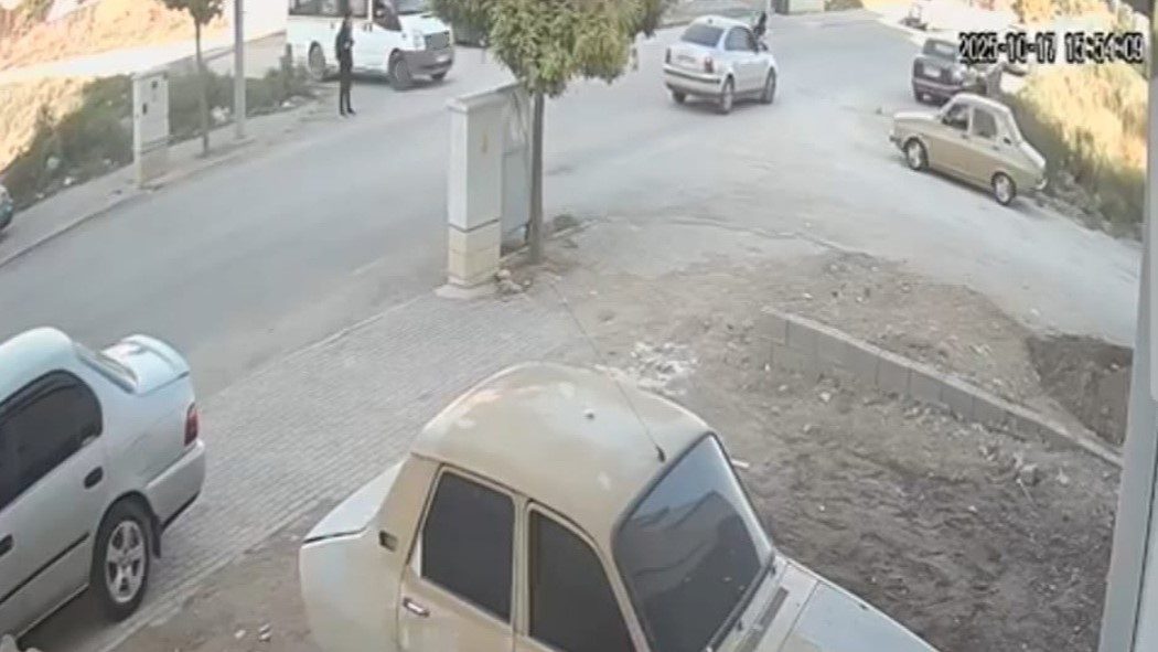 Okul servisinden indikten sonra otomobilin çarptığı lise öğrencisi ağır yaralandı Osmaniye’nin Kadirli ilçesinde okul servisinden indikten sonra yolun karşısına geçmeye