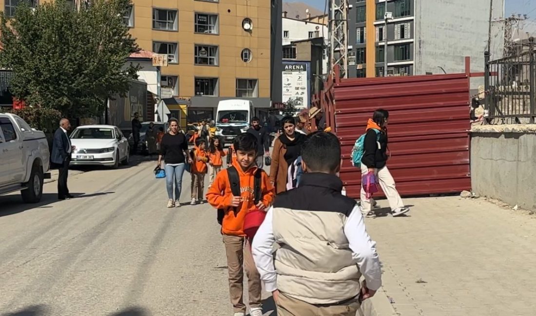 Okul yolundaki kaldırımın kapatılmasına tepki: “Kaldırımı öğrencilere açın” HAKKARİ (İHA) – Hakkari’nin Yüksekova ilçesinde bulunan Cumhuriyet İlk ve