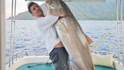 Antalya’nın Kumluca ilçesinde denize açılan amatör balıkçılar oltayla 60,5 kilo