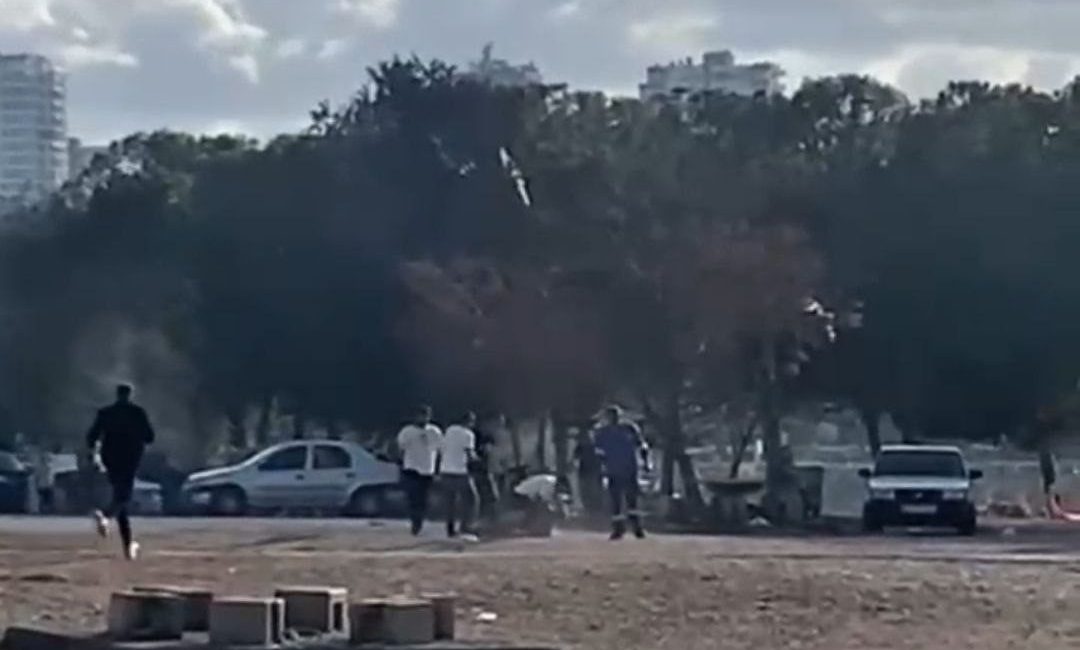 Adana’da bir kişi sopa ve tekmeyle darbedildikten sonra bıçaklandı. O