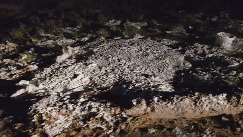 Mersin’in merkez Akdeniz ilçesinde, tonlarca tekstil atığını sahile boşaltan şahısların