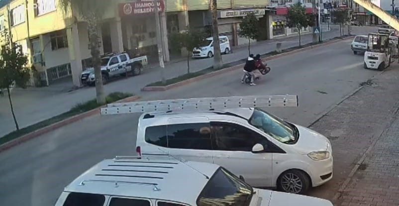 Önünü kaldırdığı motosikletle otomobile çarptı: 2 yaralı Adana’nın İmamoğlu ilçesinde kasksız sürücü, arkasında başka bir kişi daha
