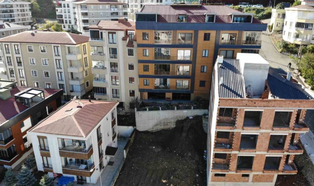 Ordu’nun Altınordu ilçesinde, belediye tarafından ruhsatlandırılan inşaat çalışmaları sonucu bitişiğindeki