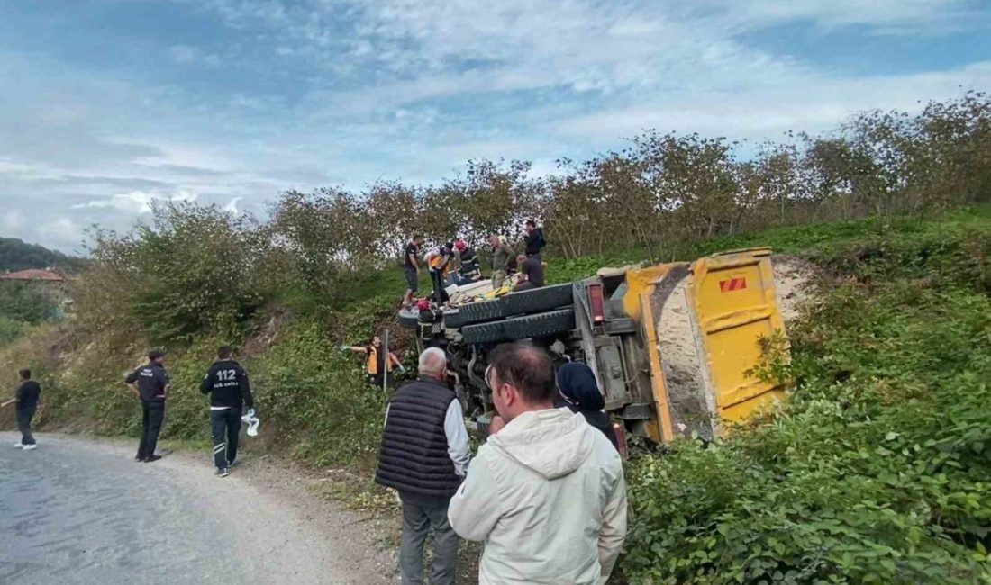 Ordu’da kil yüklü kamyon devrildi: 2 yaralı Ordu’nun Ünye ilçesinde meydana gelen kazada devrilen kil yüklü kamyondaki