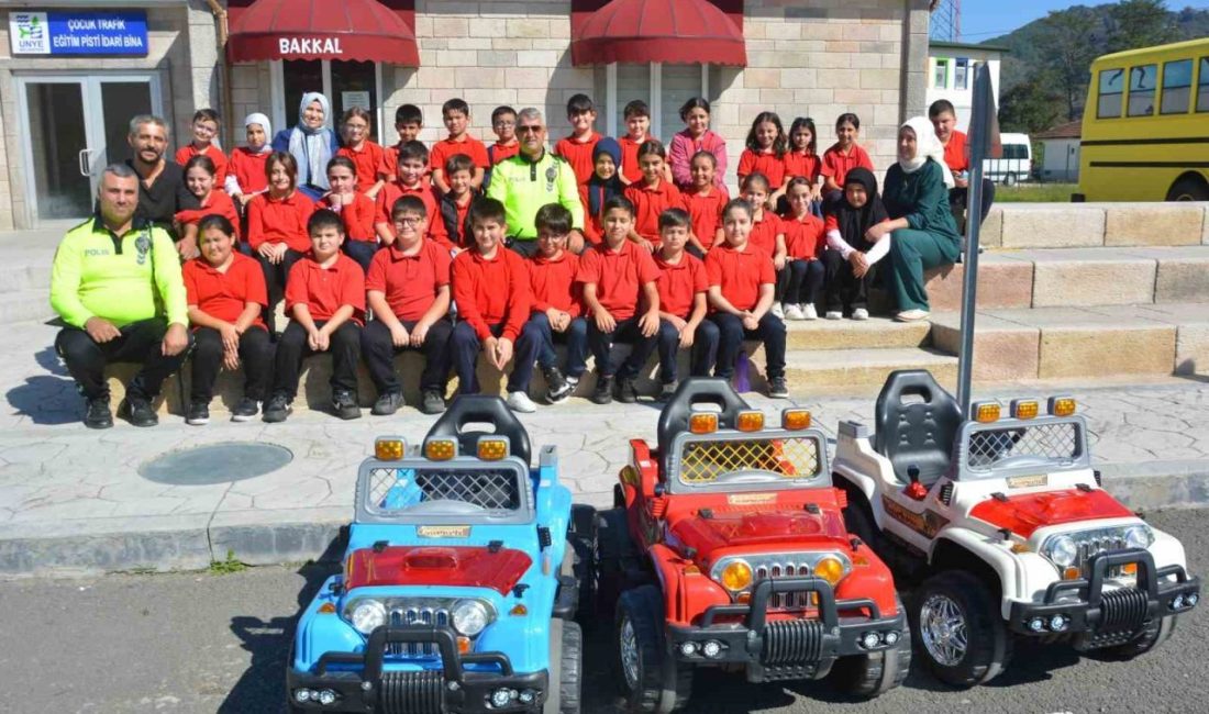 Ordu’nun Ünye ilçesinde, geleceğin sürücüleri ve yayaları olan minik öğrenciler,