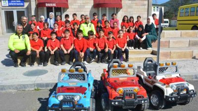 Ordu’nun Ünye ilçesinde, geleceğin sürücüleri ve yayaları olan minik öğrenciler,