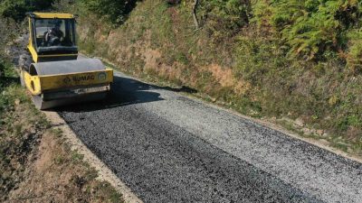 Ordu Büyükşehir Belediyesi, il genelindeki ihtiyaç duyulan yollarda sıcak asfalt