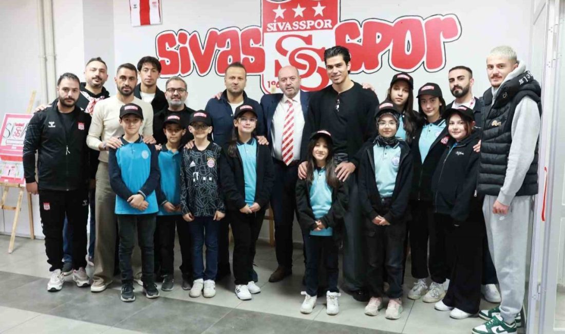 Ortaokul öğrencileri Sivasspor sevgisini resmetti, futbolcular sergiyi açtı Sivassporlu futbolcular, ortaokul öğrencilerinin hazırladığı ‘Sivasspor Resim Sergisi’nin açılışına katıldı.