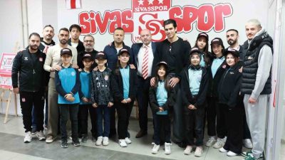 Sivassporlu futbolcular, ortaokul öğrencilerinin hazırladığı ‘Sivasspor Resim Sergisi’nin açılışına katıldı.