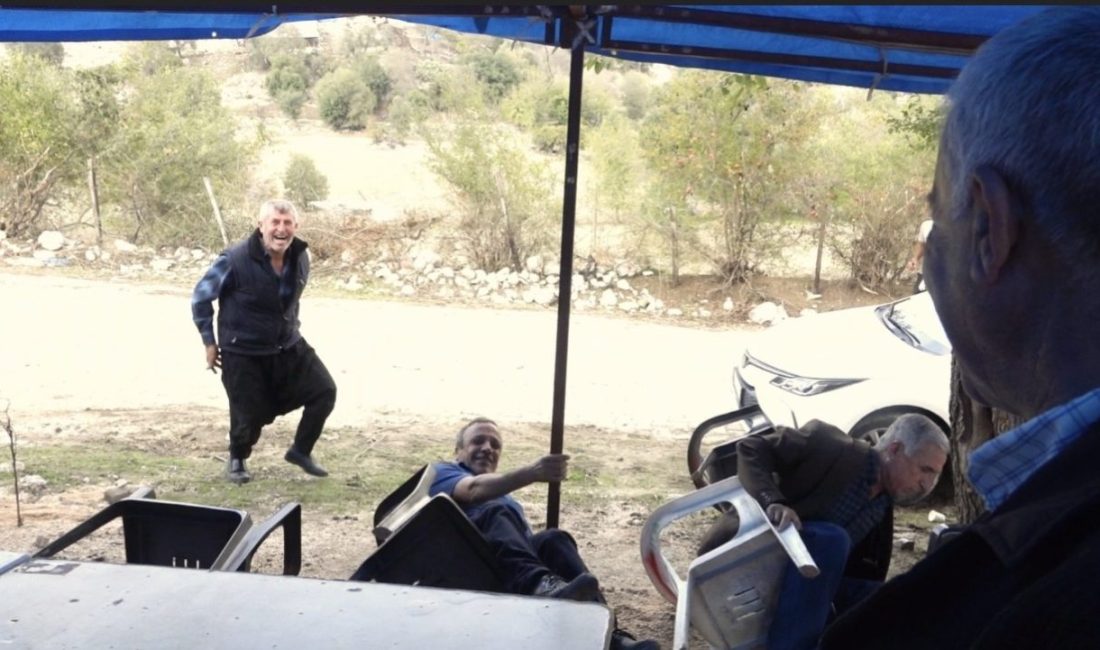 Osmaniye’nin Sumbas ilçesinde bir düğünde yaşanan ilginç anlar kameralara yansıdı.