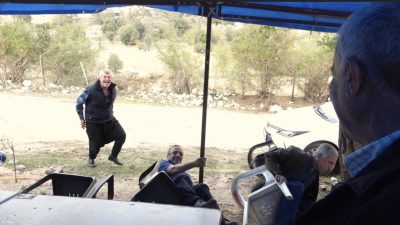 Osmaniye’nin Sumbas ilçesinde bir düğünde yaşanan ilginç anlar kameralara yansıdı.