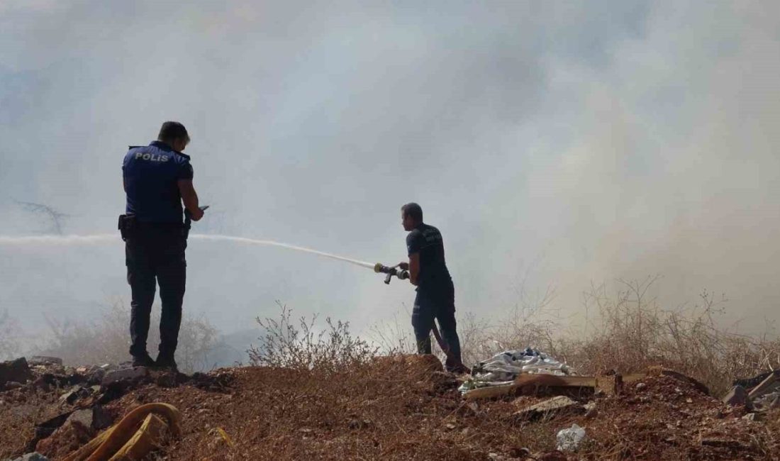 Antalya’da otluk ve ağaçlık alanda çıkan yangın, itfaiye ekiplerinin müdahalesiyle