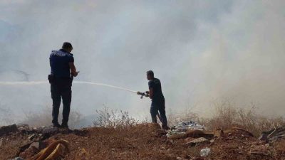 Antalya’da otluk ve ağaçlık alanda çıkan yangın, itfaiye ekiplerinin müdahalesiyle