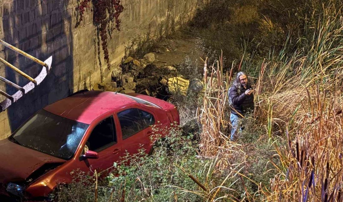 Kayseri’nin Kocasinan ilçesinde 5 metrelik kanala uçan otomobilin sürücüsü, kanaldan
