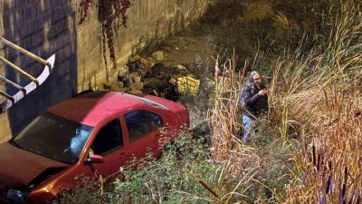 Kayseri’nin Kocasinan ilçesinde 5 metrelik kanala uçan otomobilin sürücüsü, kanaldan