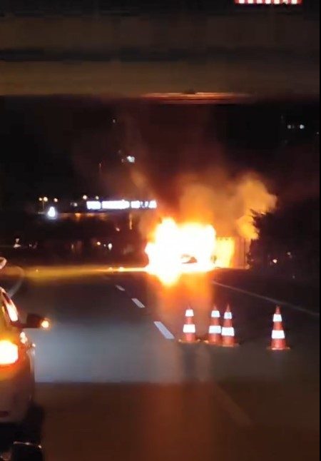 Mersin’in Erdemli ilçesi sınırlarında otomobil alev alev yandı. Yangın, gece