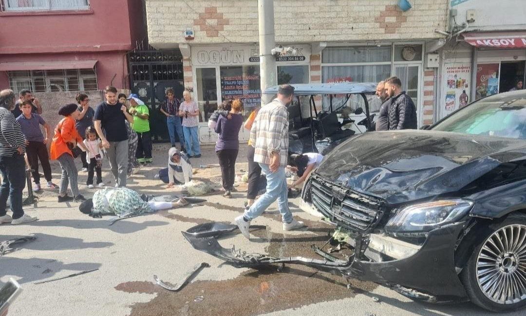 Adana’da otomobil ile elektrikli golf aracının çarpışması sonucu 2’si ağır