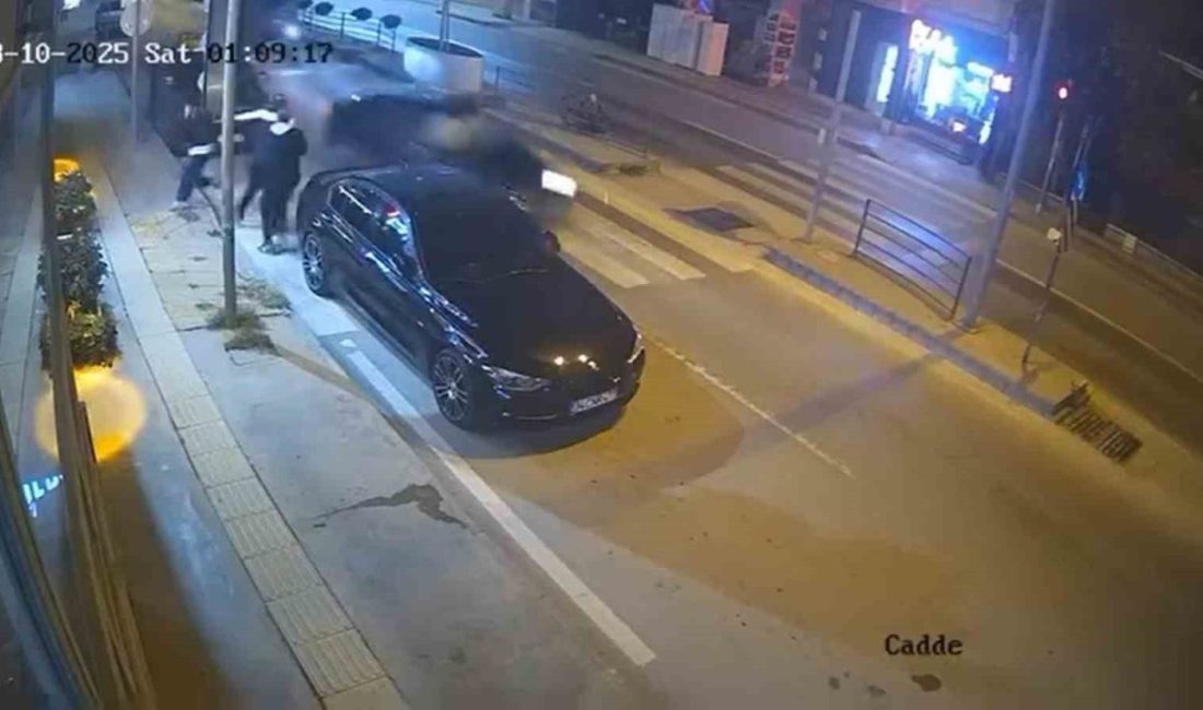 Otomobil, park halindeki araca çarptı: Yaya geçidinden geçerken ölümden döndüler Yalova’da kontrolden çıkan otomobil, park halindeki araca çarptı. Kaza anında