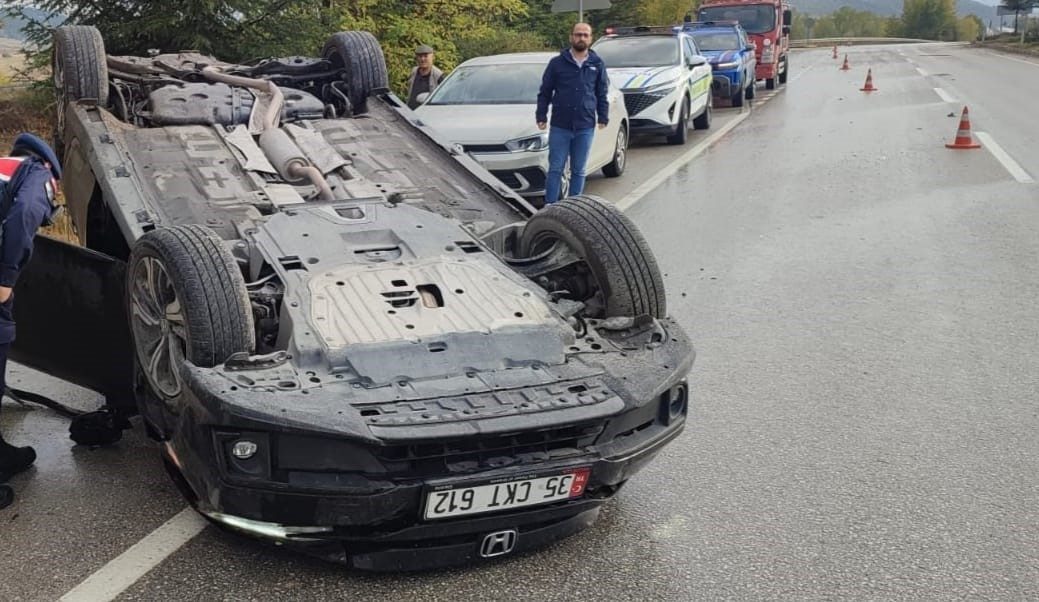 Otomobil takla attı: 1 yaralı Karabük’te sürücüsünün direksiyon hakimiyetini kaybettiği otomobilin takla atması sonucu 1