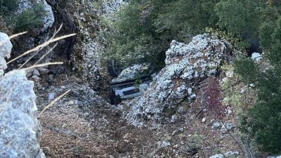 Mersin’in Erdemli ilçesinde yaklaşık 30 metrelik uçuruma yuvarlanan otomobilin sürücüsü