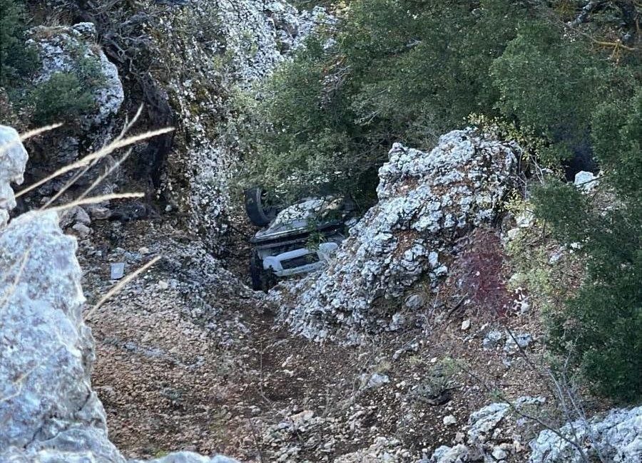Mersin’in Erdemli ilçesinde yaklaşık 30 metrelik uçuruma yuvarlanan otomobilin sürücüsü