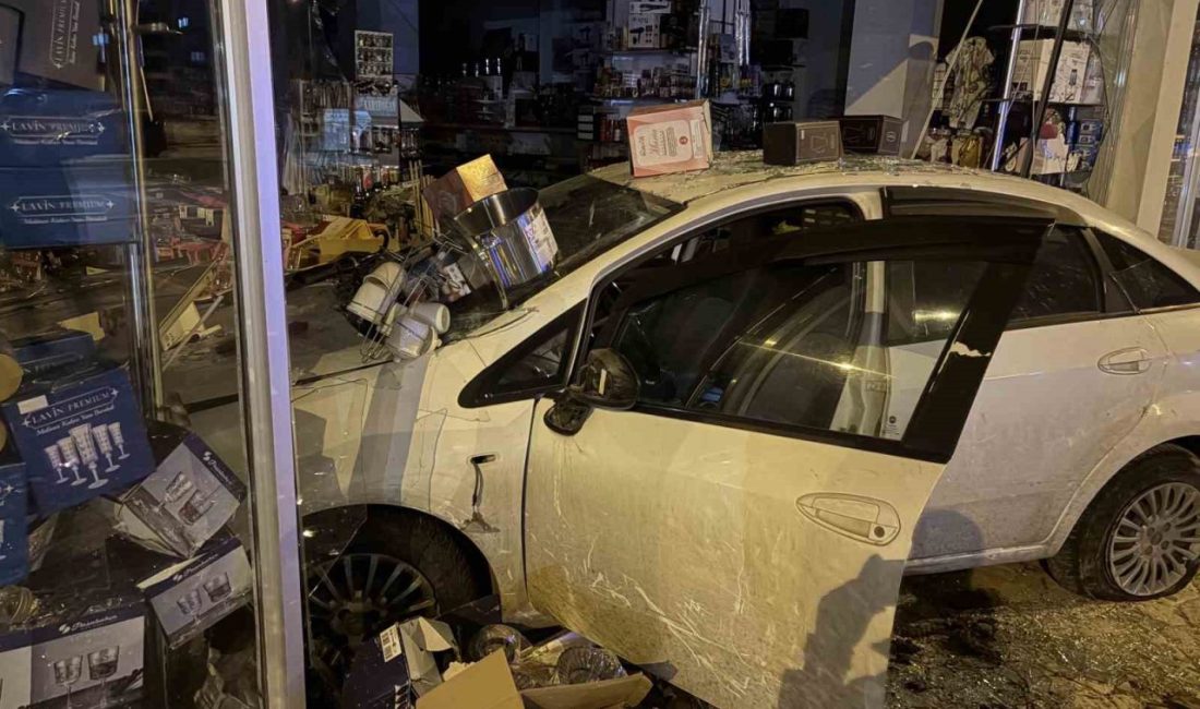 Otomobil züccaciye dükkana daldı: 1 yaralı Kayseri’nin Kocasinan ilçesinde sürücüsünü direksiyon hakimiyetini kaybettiği otomobil bir züccaciye
