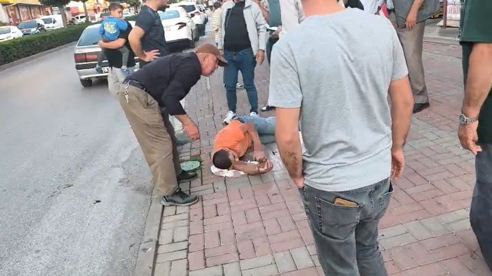 Antalya’nın Manavgat ilçesinde motosiklet ile otomobilin kavşakta çarpışması sonucu meydana