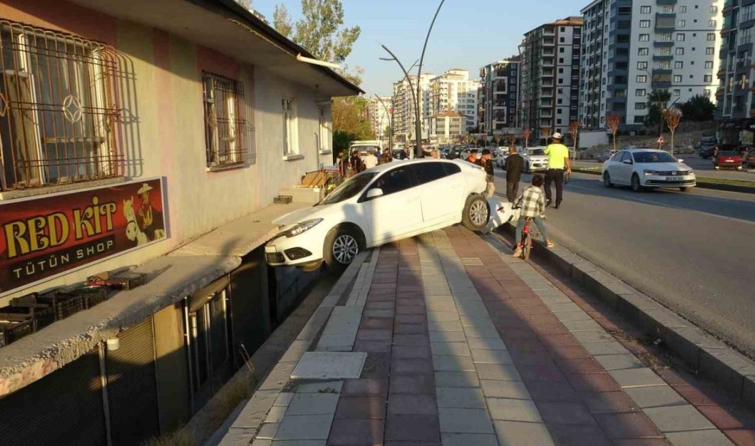 Otomobilin çarptığı araç savrularak evin balkonuna girdi: 2’si çocuk 3 yaralı Malatya’da kontrolden çıkan otomobilin çarptığı park halindeki araç savrularak bir
