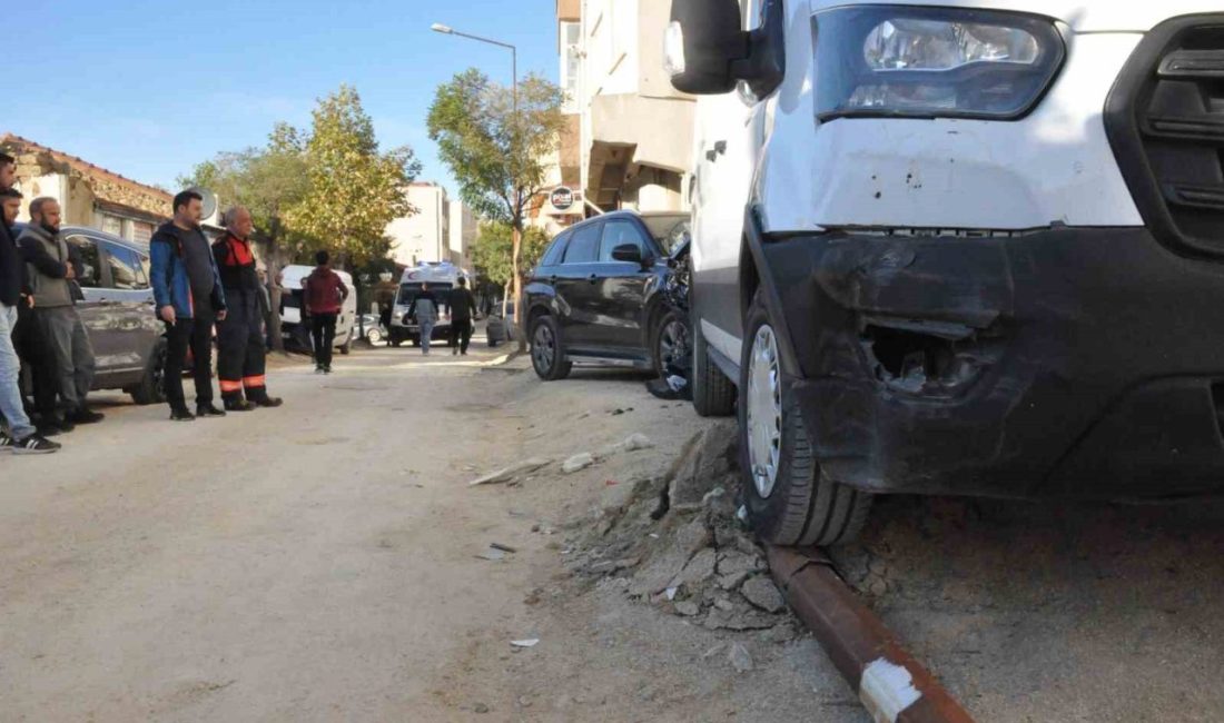 Edirne’nin Keşan ilçesinde otomobilin park halindeki kamyonete çarpması sonucu meydana