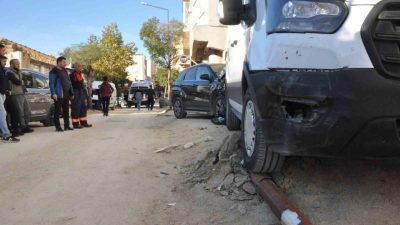 Edirne’nin Keşan ilçesinde otomobilin park halindeki kamyonete çarpması sonucu meydana