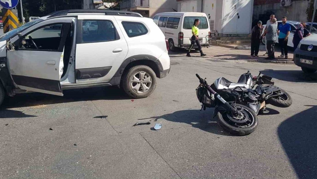 Antalya’nın Manavgat ilçesinde otomobil ile motosikletin çarpışması sonucu meydana gelen