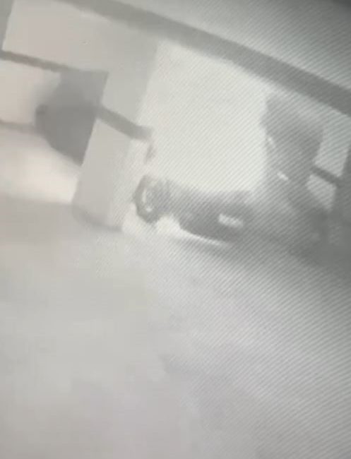 Otoparkta park halinde bulunan araç alev alev yandı Beylikdüzü’nde otoparkta park halinde bulunan bir otomobil bilinmeyen bir nedenle