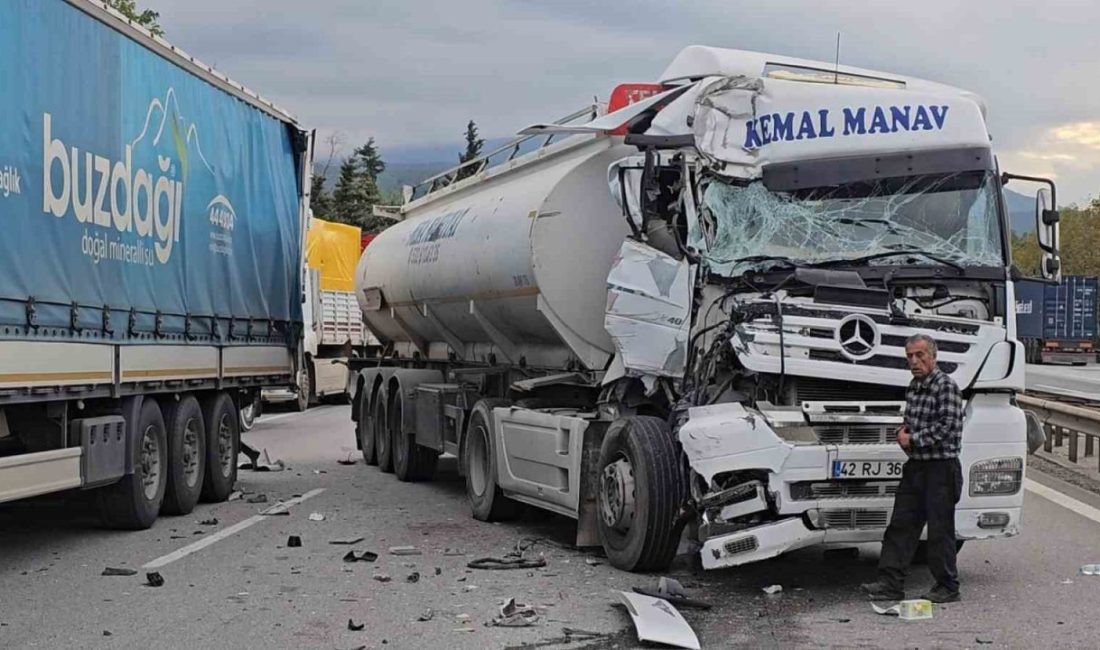 Otoyolda kaza: Hurdaya dönen tırdan burnu bile kanamadan çıktı Anadolu Otoyolu’nun Sapanca geçişinde iki tırın karıştığı kazada, hurdaya dönen
