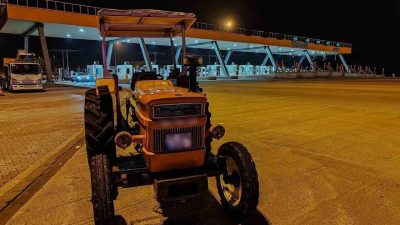 Bursa’da otoyolda traktörle seyir halinde olan bir sürücü, Otoyol Jandarması