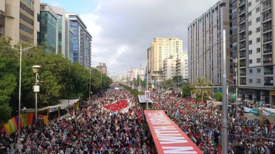 Pakistan’da binlerce kişi, ellerinde Filistin bayrakları ile Gazze Şeridi için