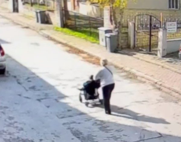 Bursa’nın İnegöl ilçesinde bir iş adamı, para dolu çantasını otomobilin