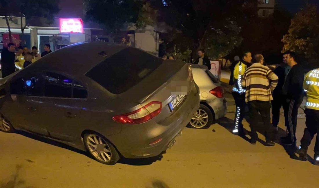 Park halindeki 2 araca çarpıp asılı kaldı: Sürücü olay yerinden kaçtı Bolu’da kontrolden çıkan otomobil, park halindeki iki araca çarparak üzerlerine