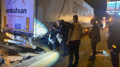 Antalya’nın Serik ilçesinde motosiklet, park halindeki tıra çarptı. Kazada motosikletin