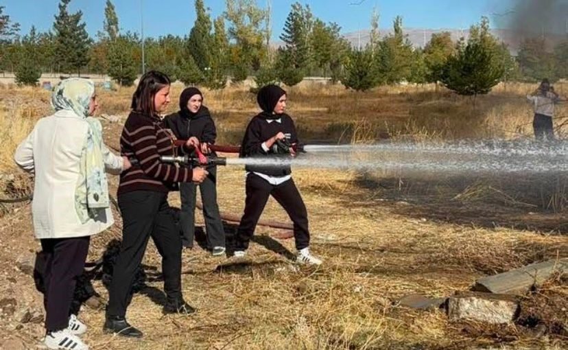 Patnos’ta afet ve yangın eğitimi ile güvenlik farkındalığı artırıldı Patnos İtfaiye Müdürlüğü ekipleri, Meslek Yüksekokulu öğrencilerine yangın anında doğru
